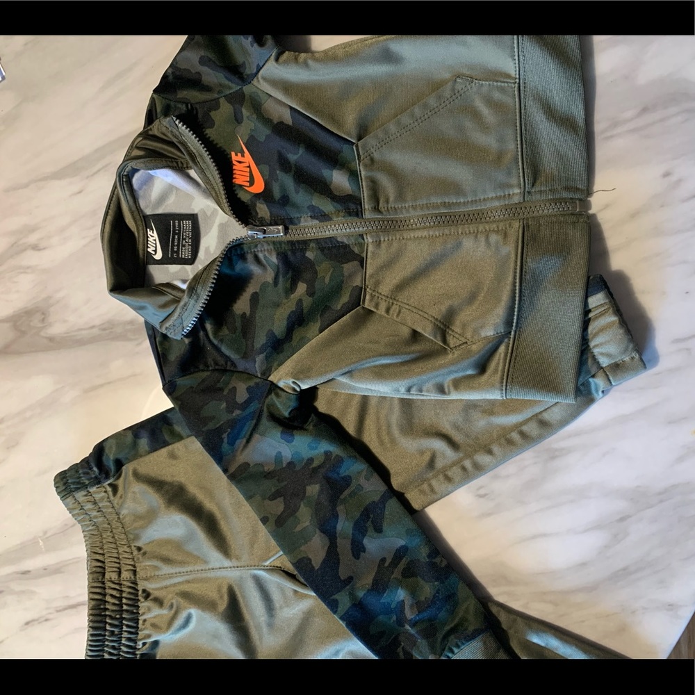 Nike toddler Sweatsuit